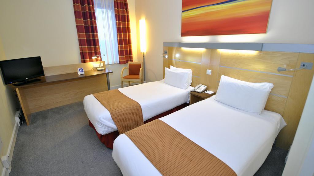 Holiday Express John Lennon Airport 3*