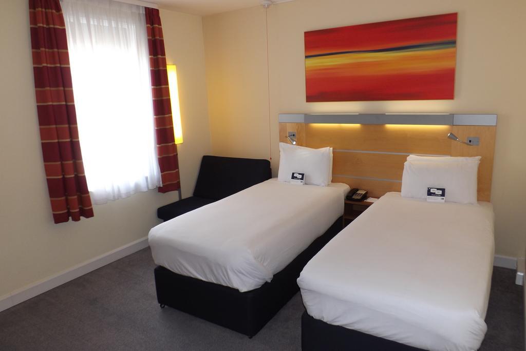 Hotel Holiday Express John Lennon Airport 3*