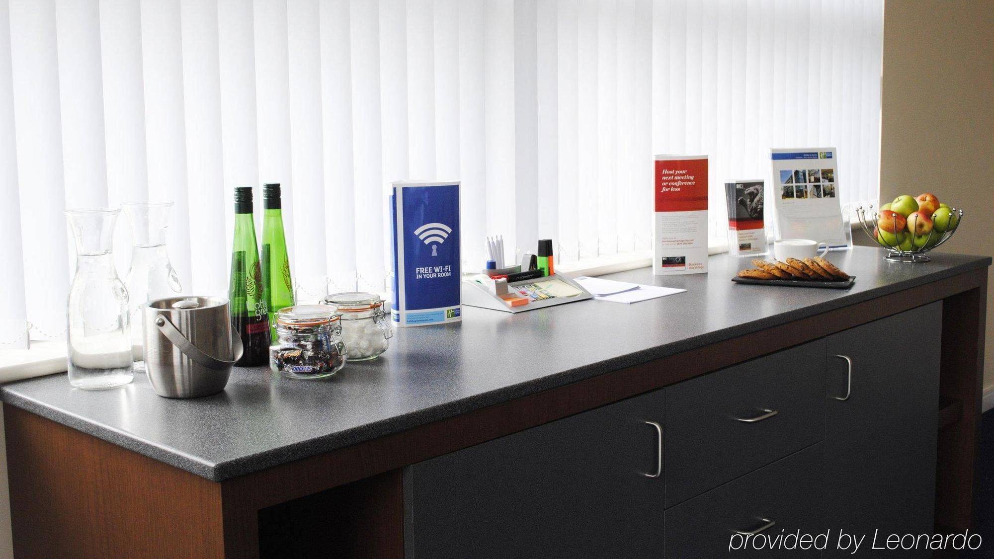 Hotel Holiday Express John Lennon Airport 3*