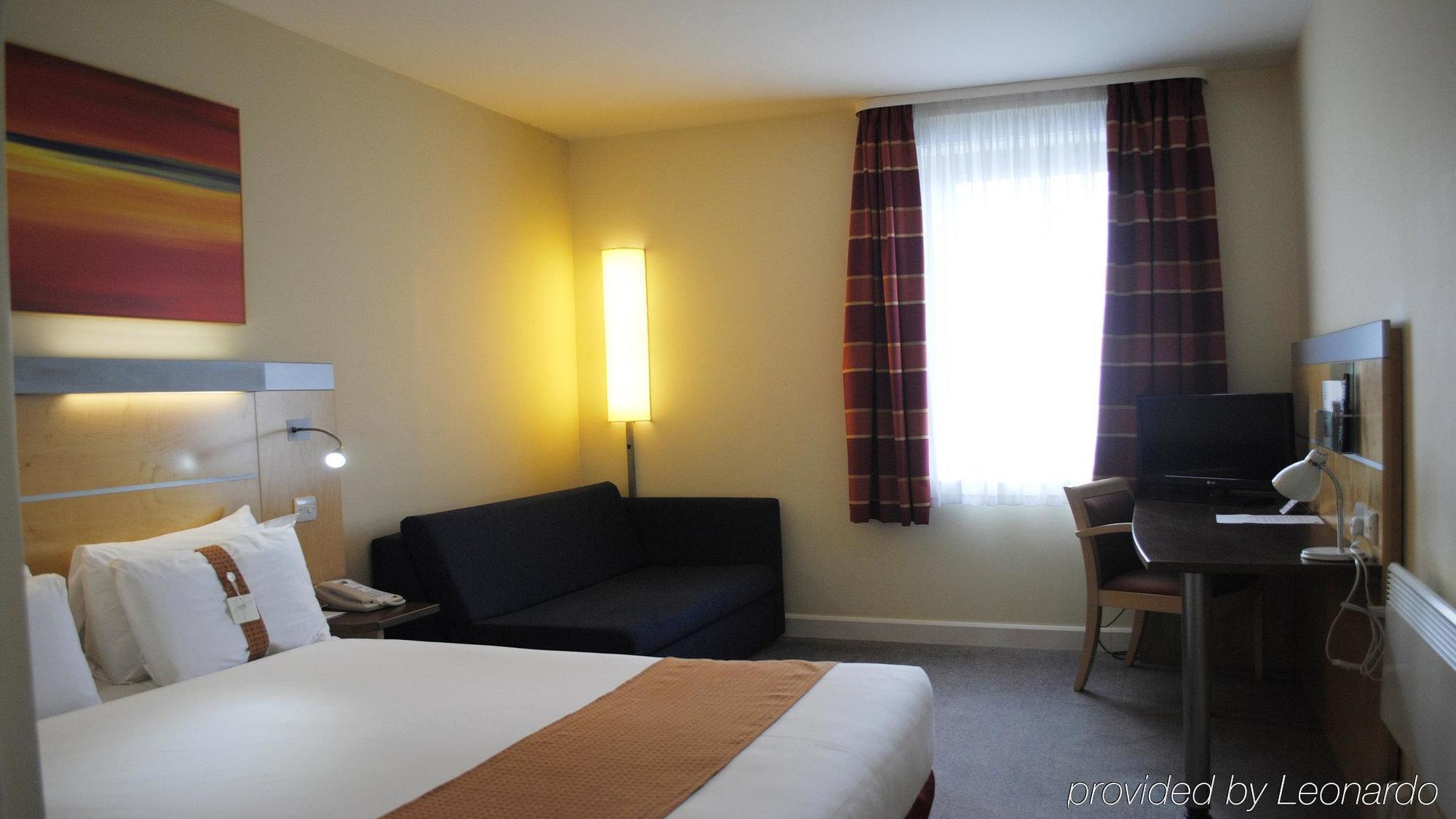 Hotel Holiday Express John Lennon Airport 3*