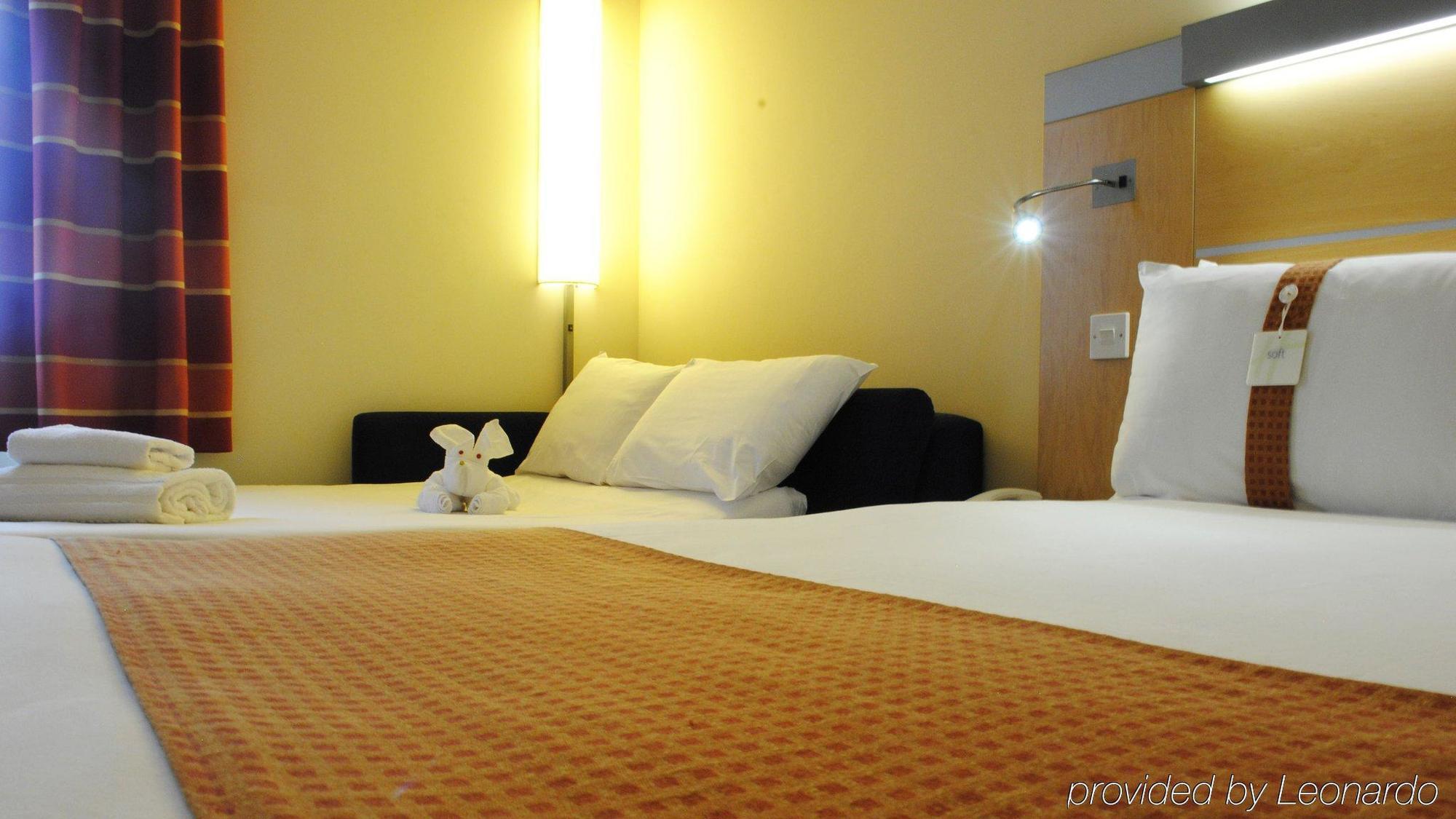 Hotel Holiday Express John Lennon Airport 3*