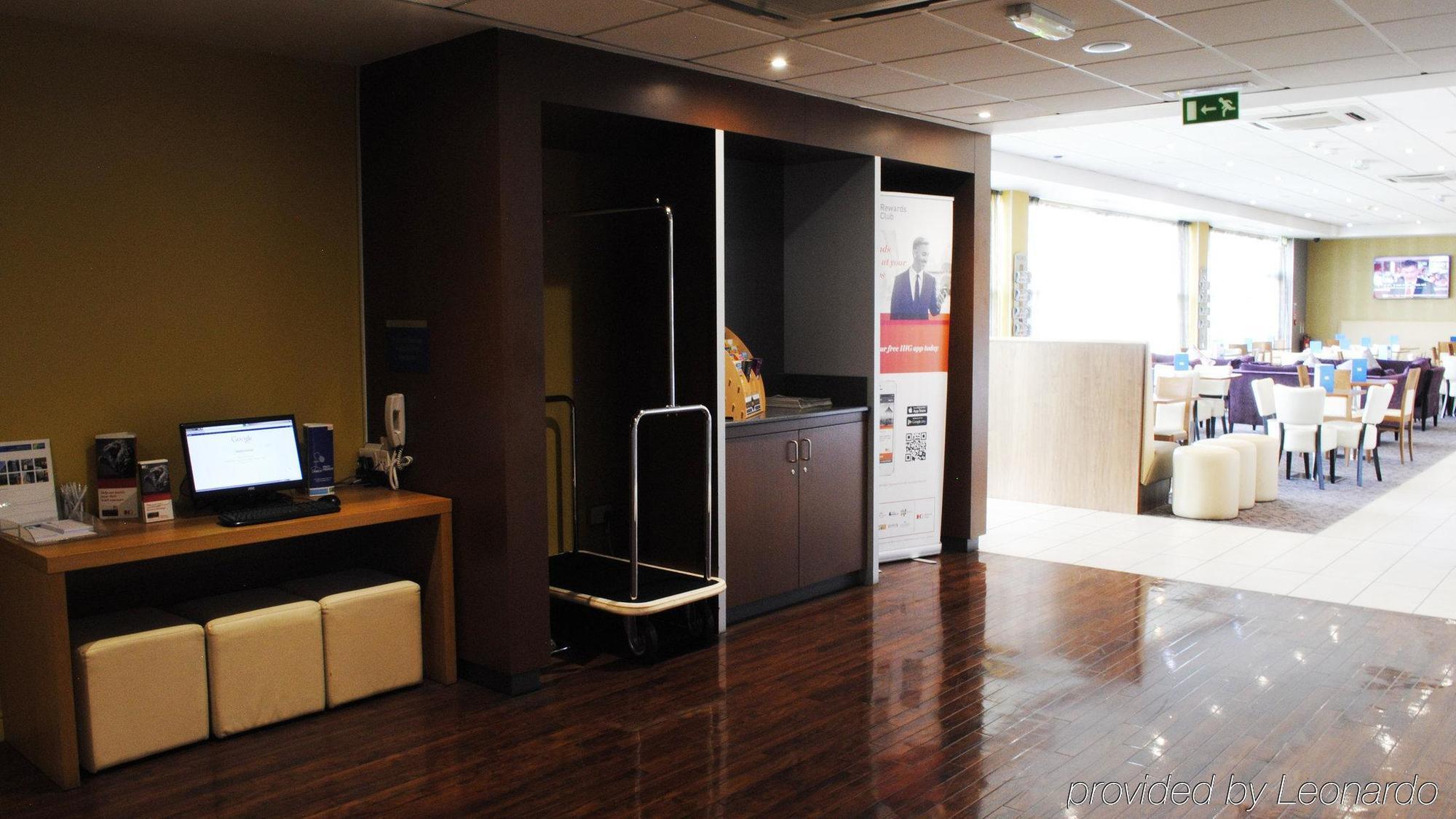 Hotel Holiday Express John Lennon Airport 3*