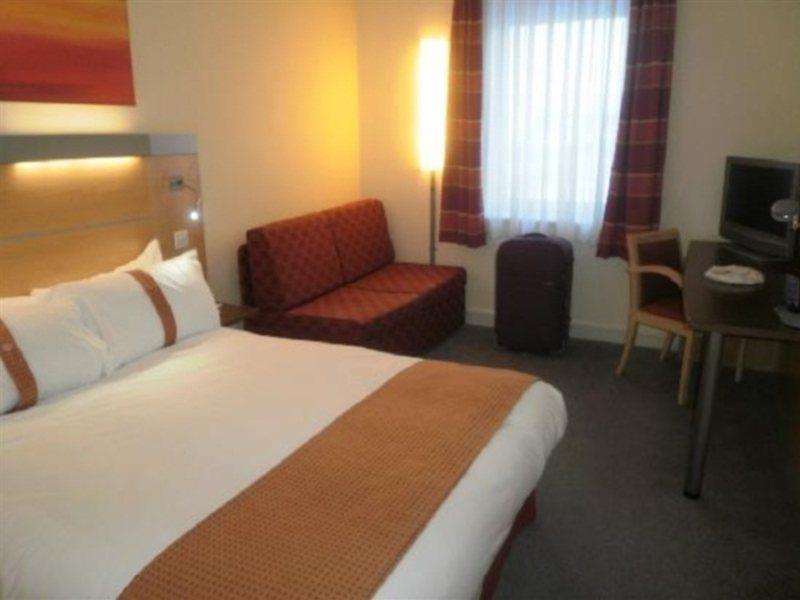 Hotel Holiday Express John Lennon Airport 3*