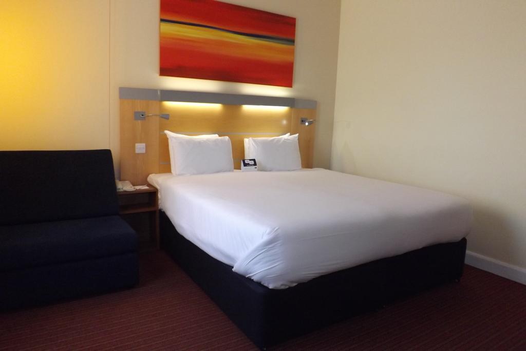 Holiday Express John Lennon Airport Hotel