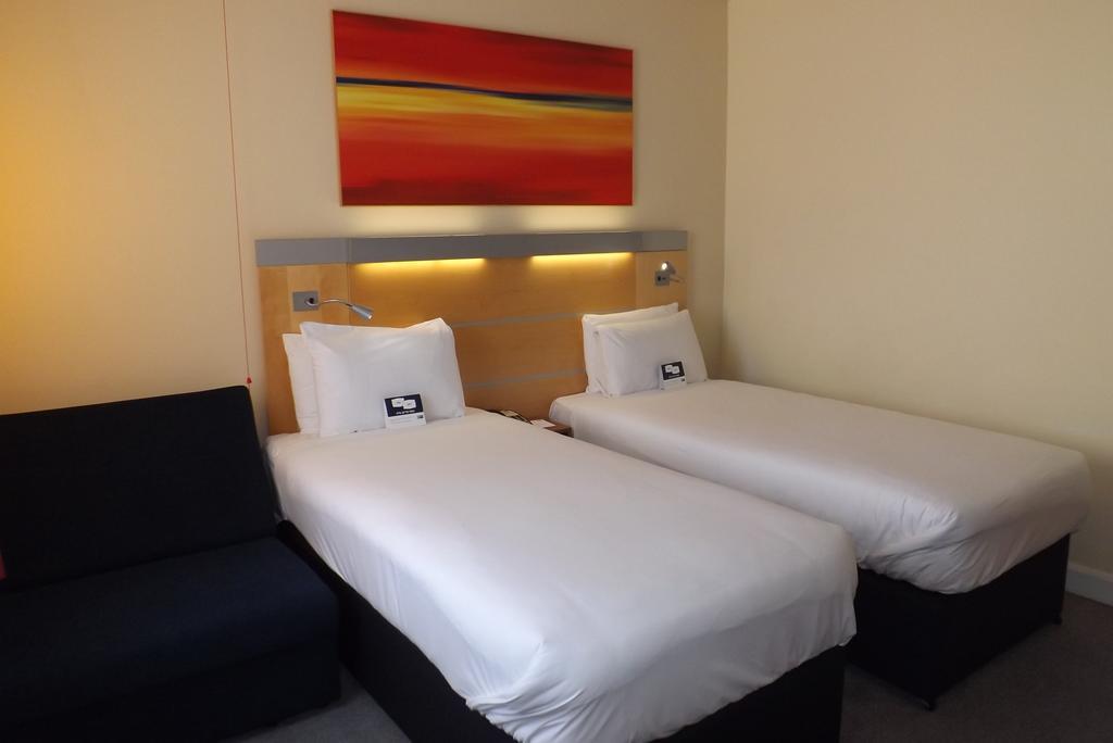 Hotel Holiday Express John Lennon Airport