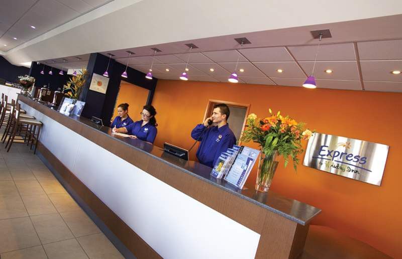 Holiday Express John Lennon Airport Hotel 3*