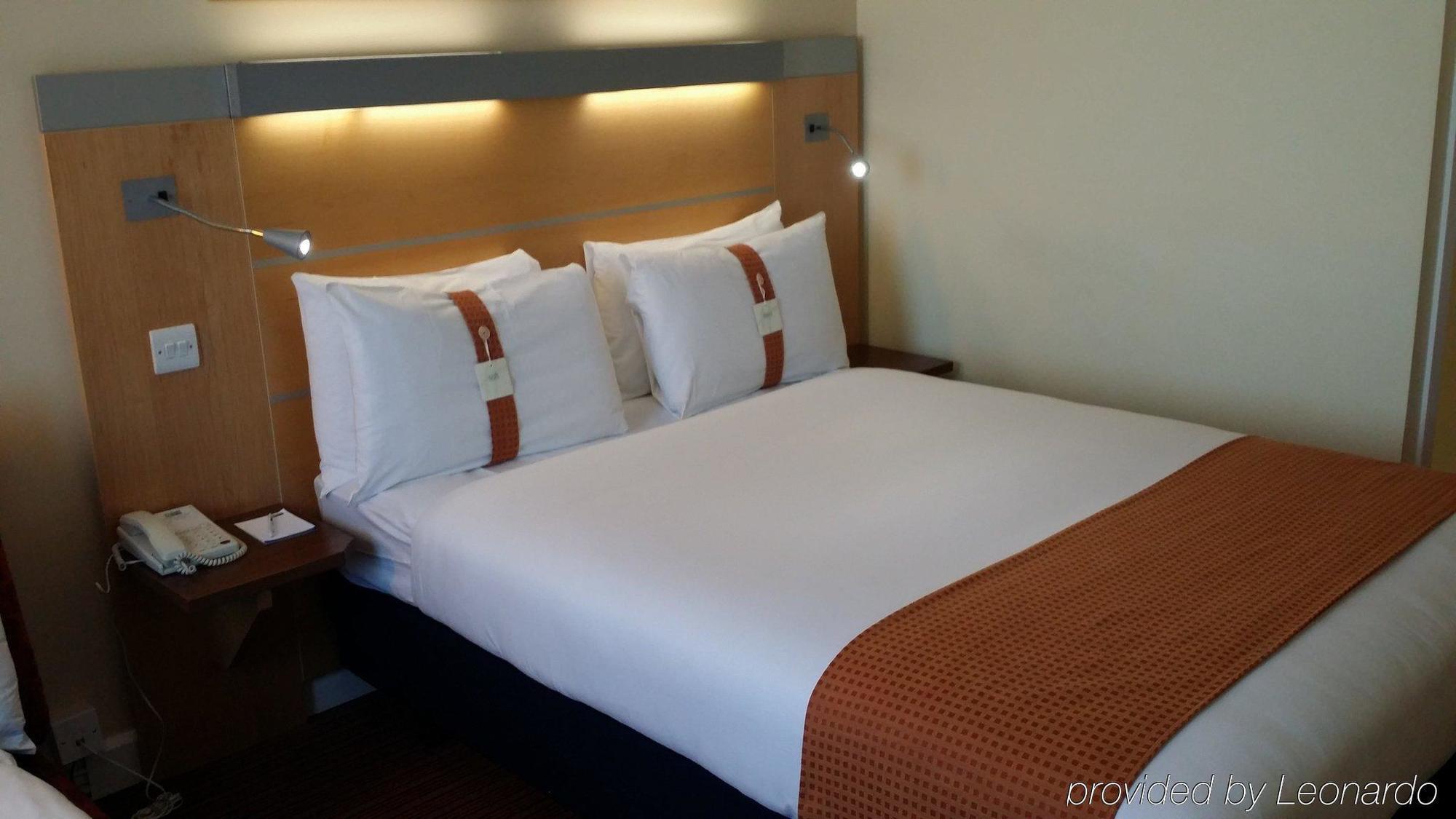 Holiday Express John Lennon Airport Hotel 3*