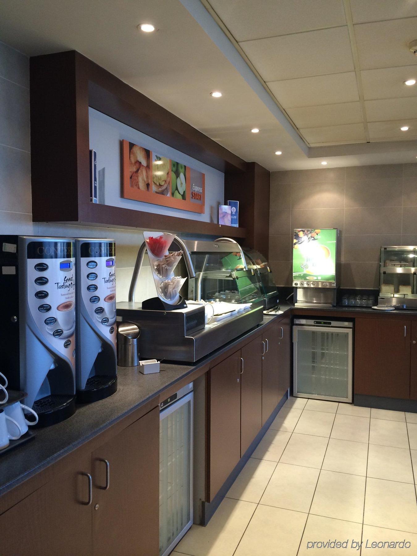 Hotel Holiday Express John Lennon Airport 3*
