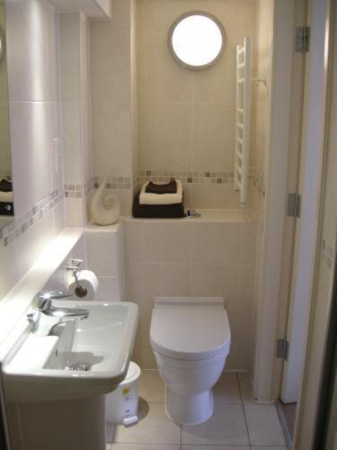Albany Apartments *