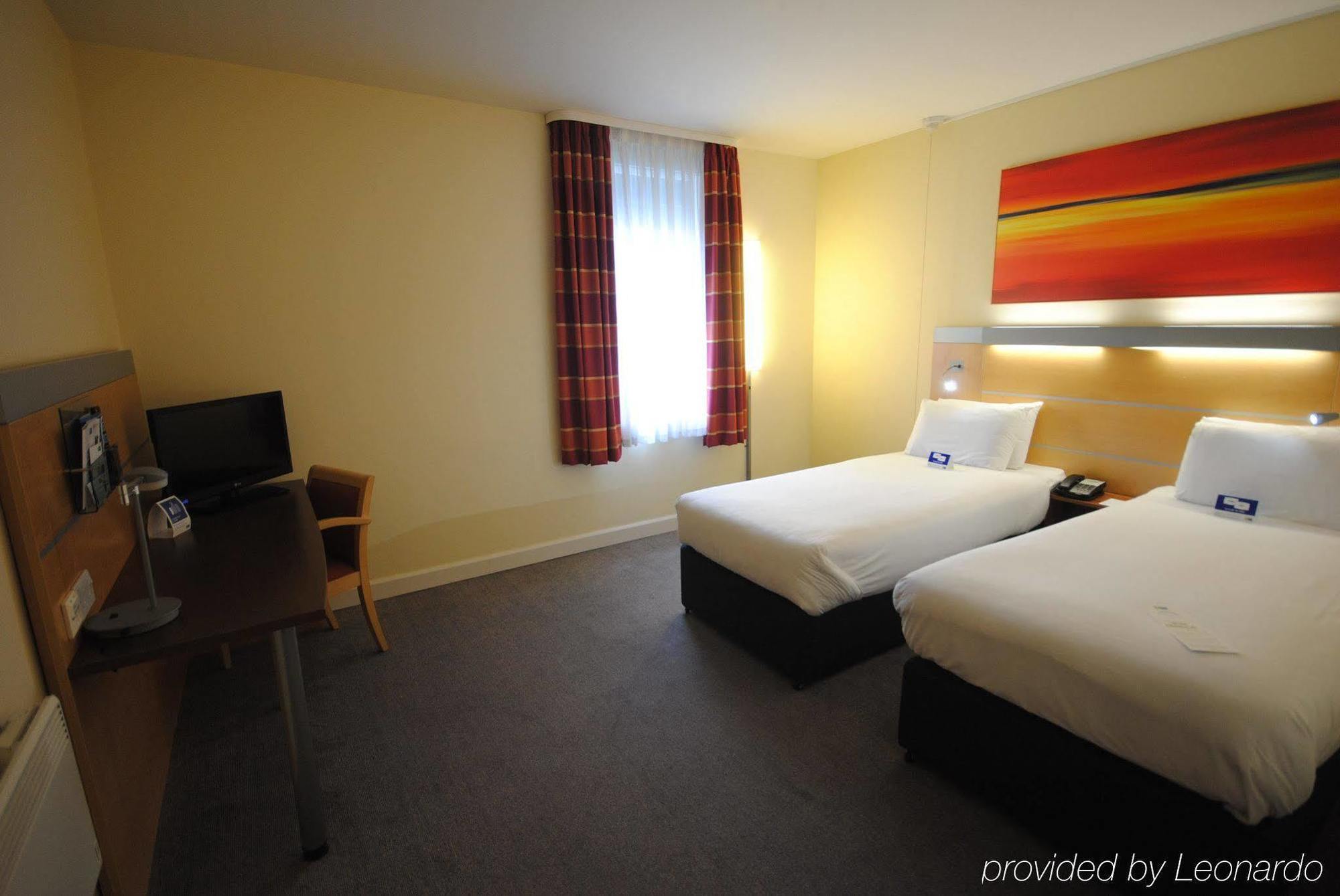 Holiday Express John Lennon Airport 3*