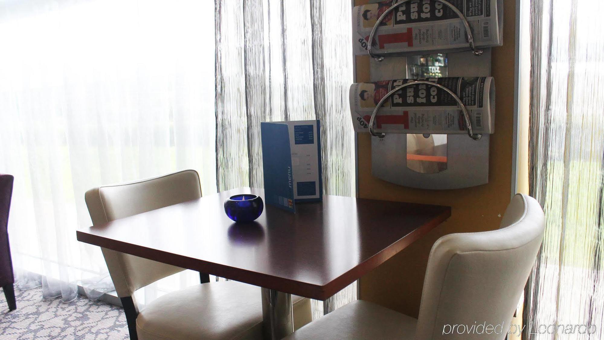Hotel Holiday Express John Lennon Airport 3*