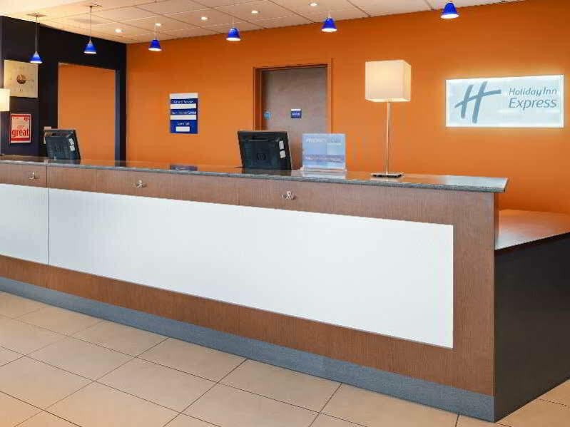 Holiday Express John Lennon Airport