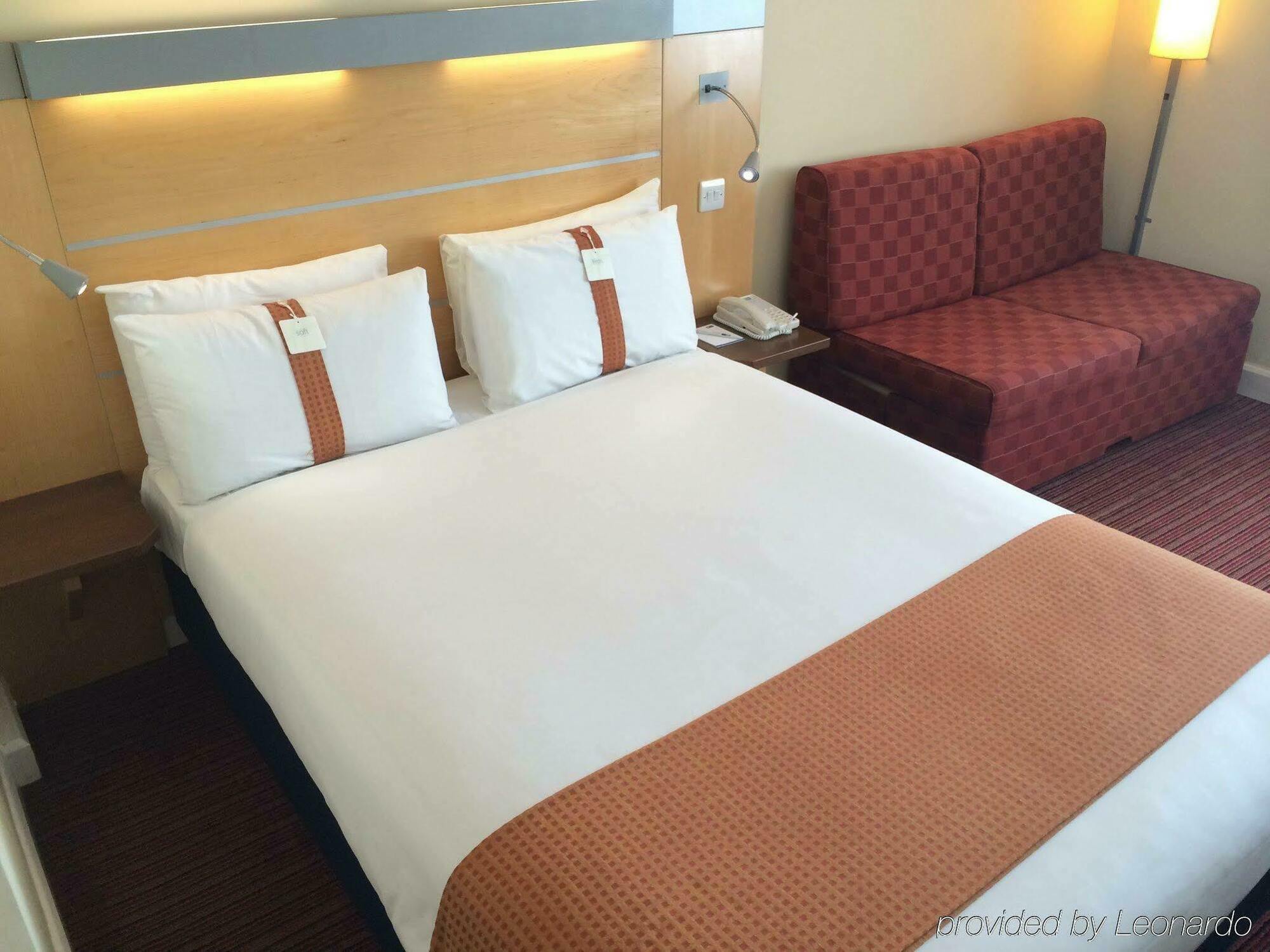 Holiday Express John Lennon Airport Hotel 3*