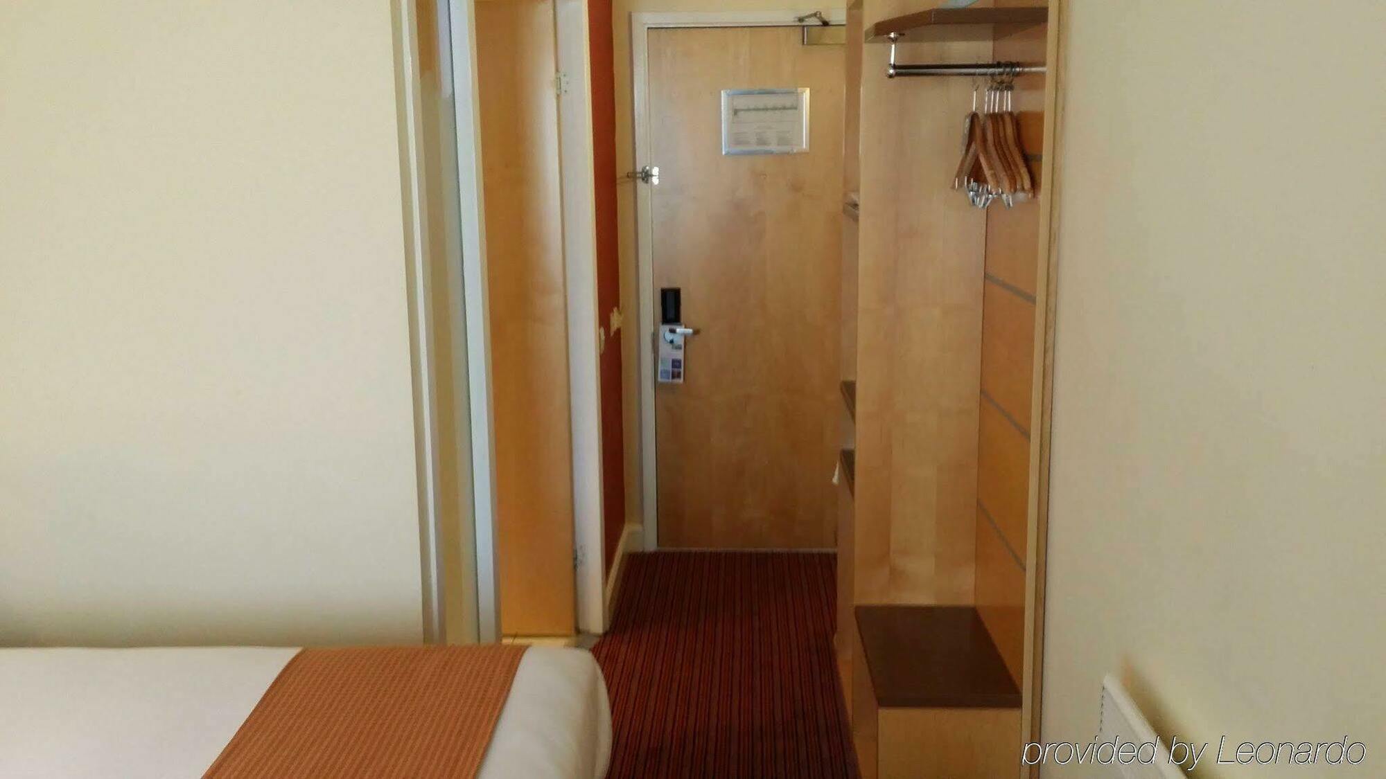 Holiday Express John Lennon Airport Hotel