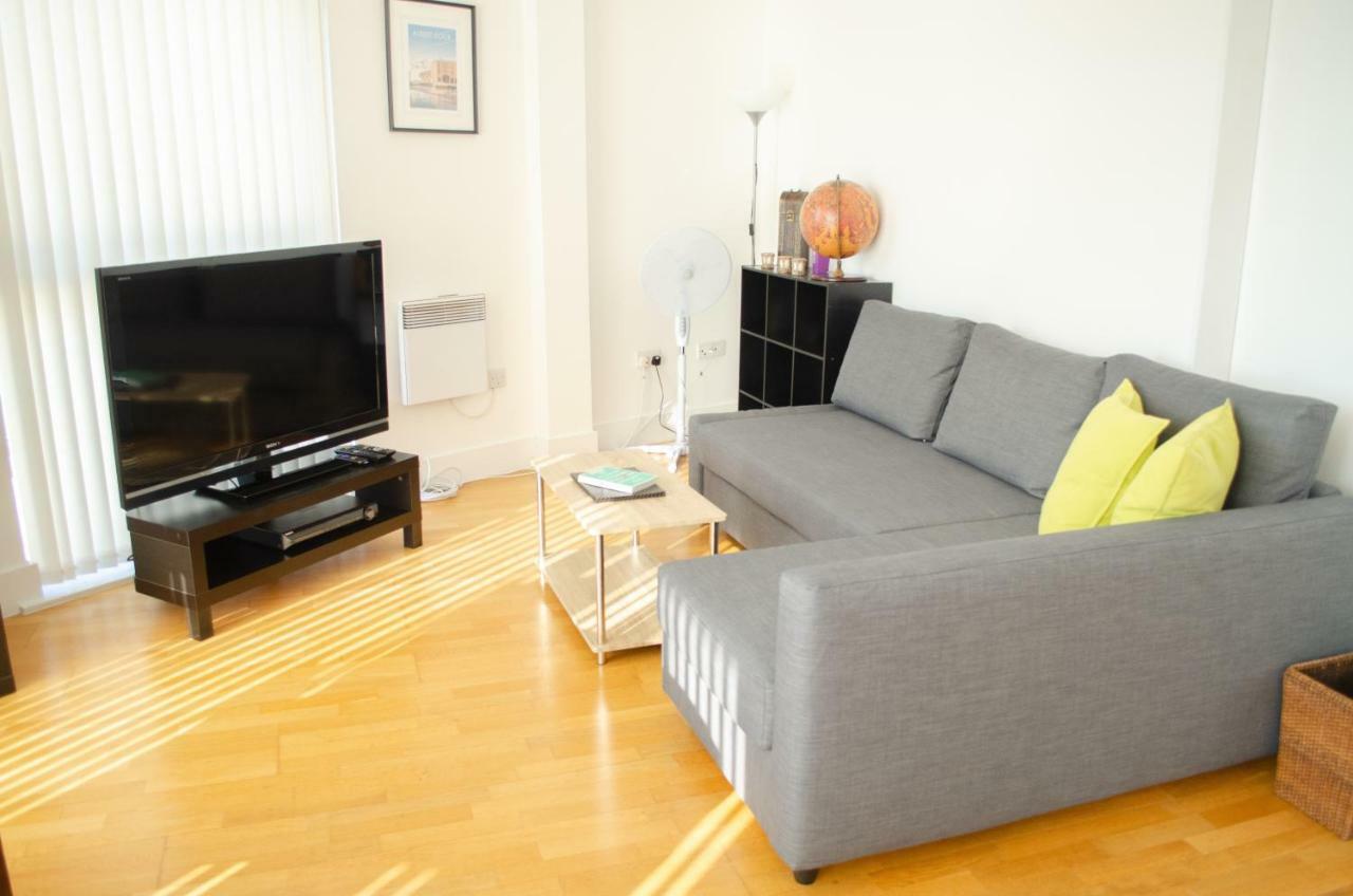 Serviced In Centre - Free Parking - Balcony - By Happy Days Apartment *