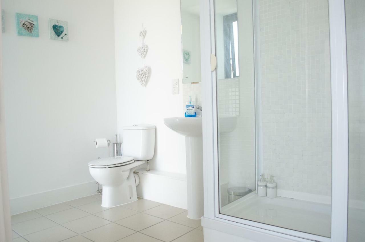 Serviced In Centre - Free Parking - Balcony - By Happy Days Apartment