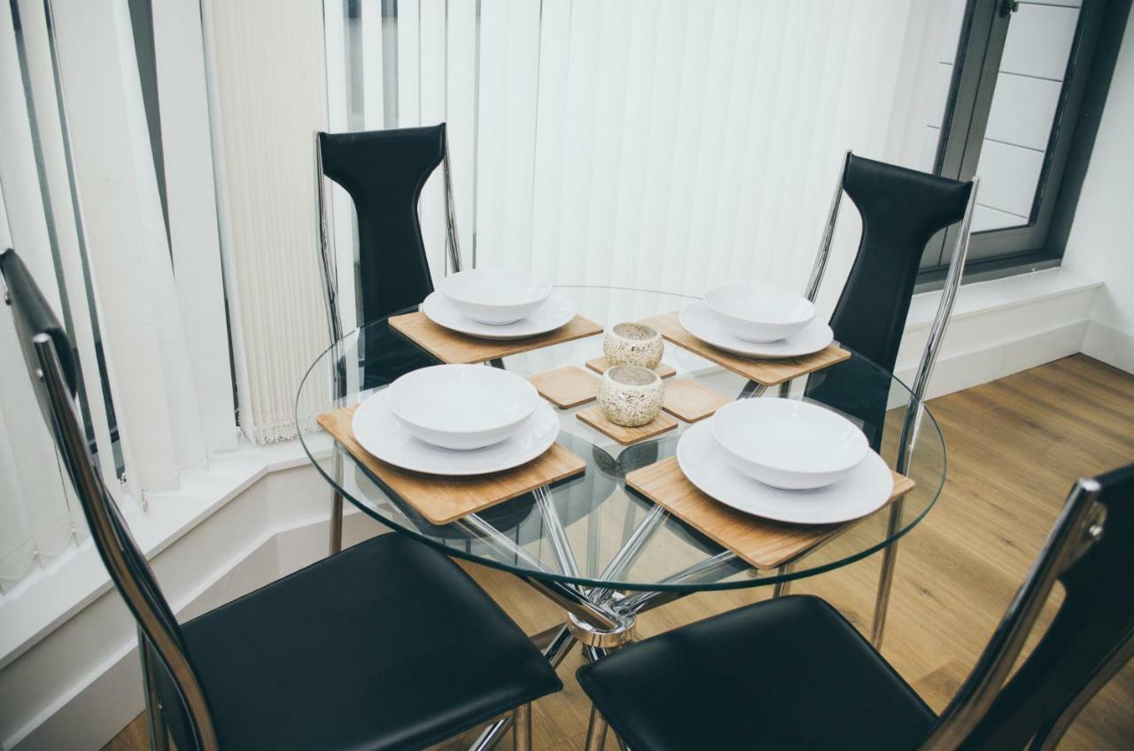 Serviced In City Centre - Free Parking - Balcony - By Happy Days *