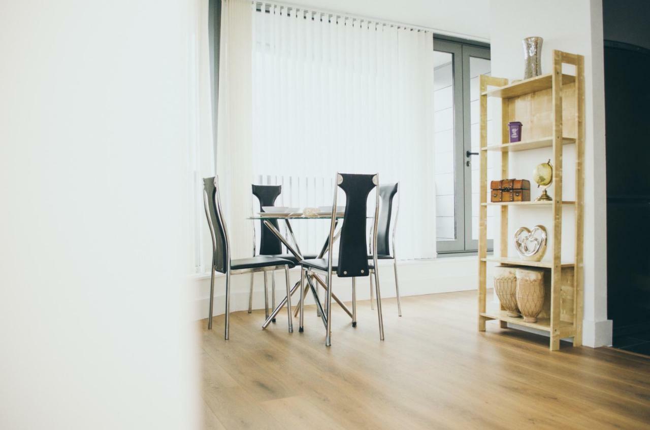 Apartment Serviced In City Centre - Free Parking - Balcony - By Happy Days *