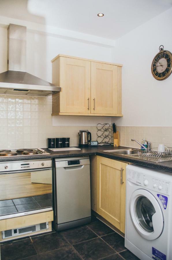 Serviced In City Centre - Free Parking - Balcony - By Happy Days Apartment