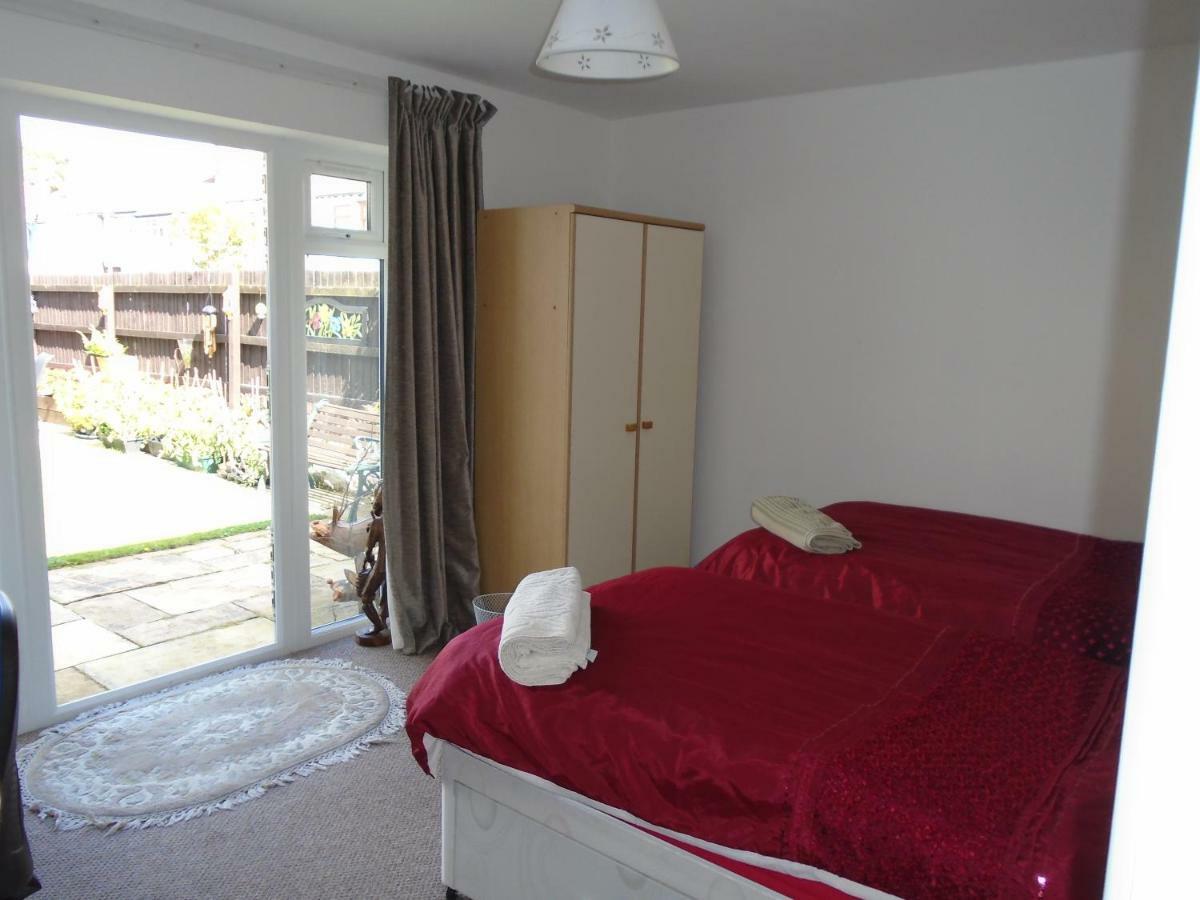 Homestay Tea In - Private - Quiet - Ground Floor - En-suite - Walk-in-shower *