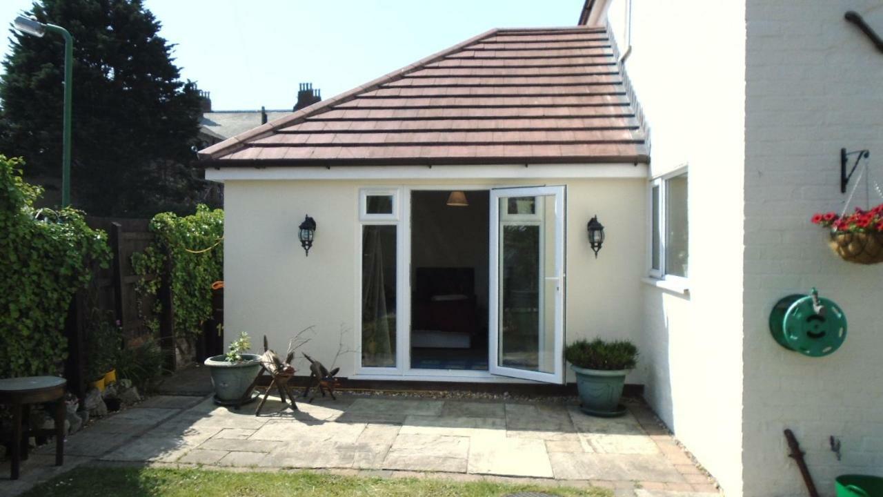 Tea In - Private - Quiet - Ground Floor - En-suite - Walk-in-shower Homestay *