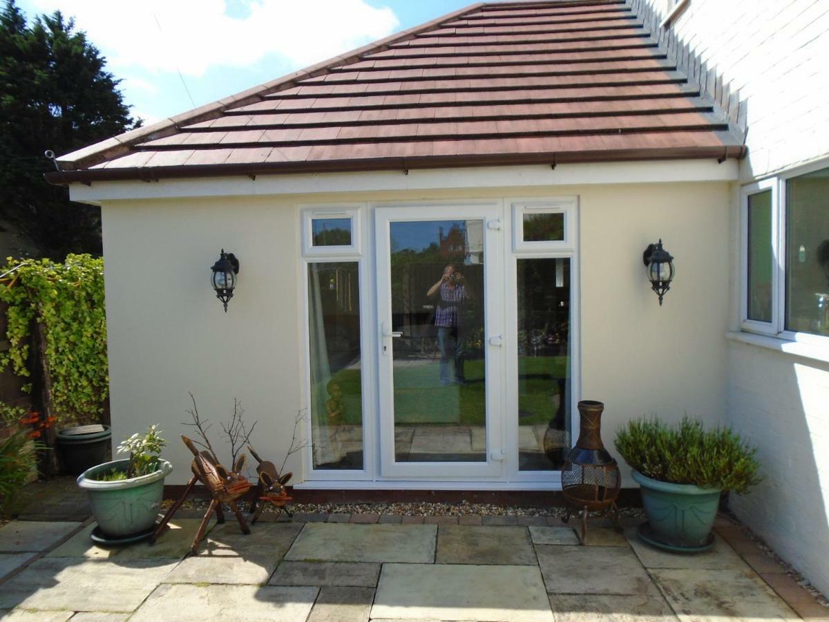 Tea In - Private - Quiet - Ground Floor - En-suite - Walk-in-shower Homestay Liverpool