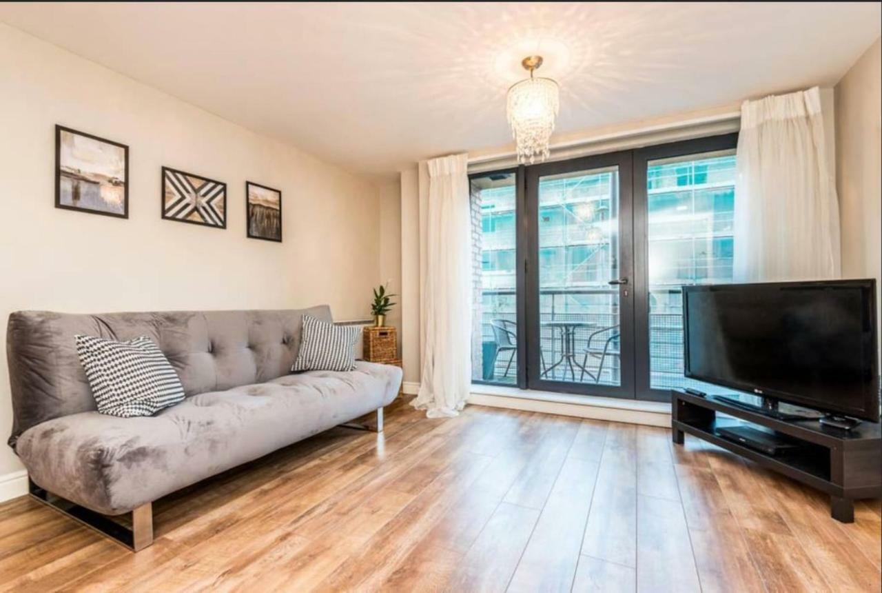 Flat 6, First Floor, Manhattan Place - Centre Apartment *