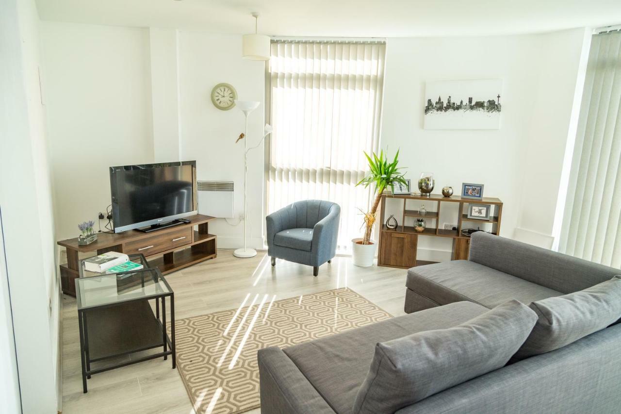 Serviced In Centre - Free Parking - Balcony - By Happy Days Apartment