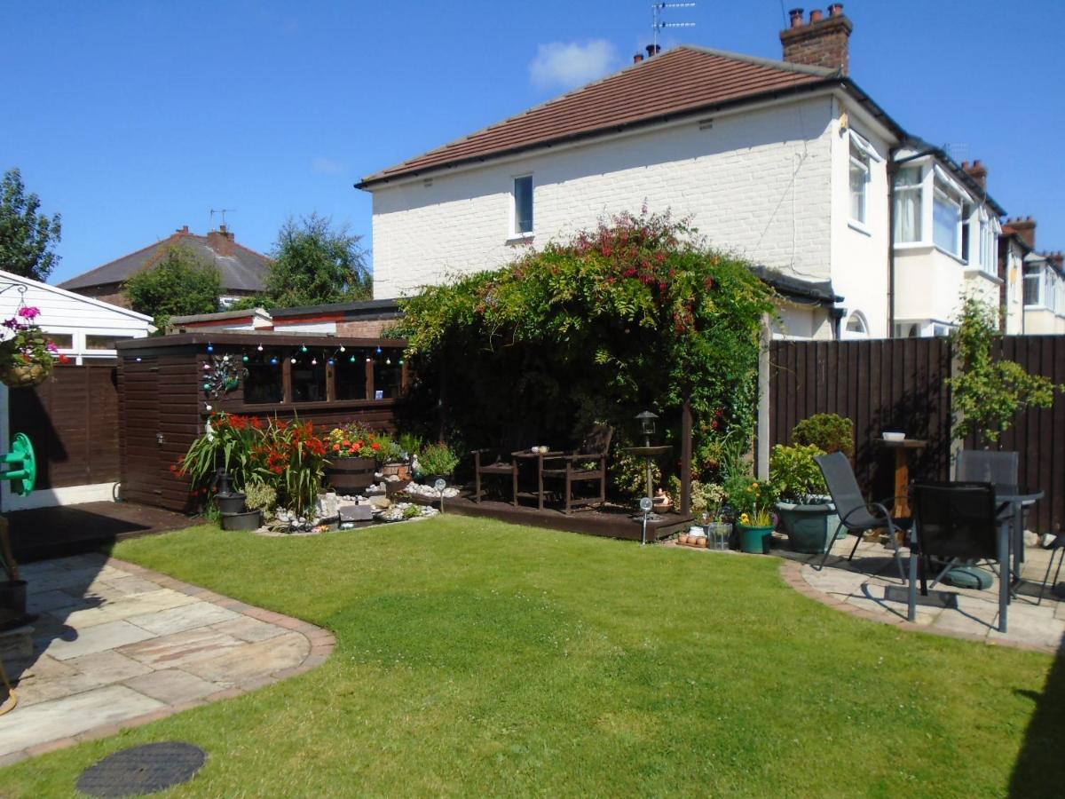 Homestay Tea In - Private - Quiet - Ground Floor - En-suite - Walk-in-shower *