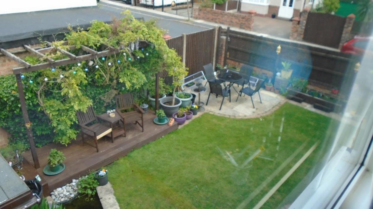 Homestay Tea In - Private - Quiet - Ground Floor - En-suite - Walk-in-shower *