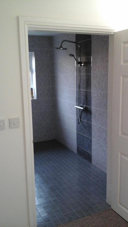 Homestay Tea In - Private - Quiet - Ground Floor - En-suite - Walk-in-shower *