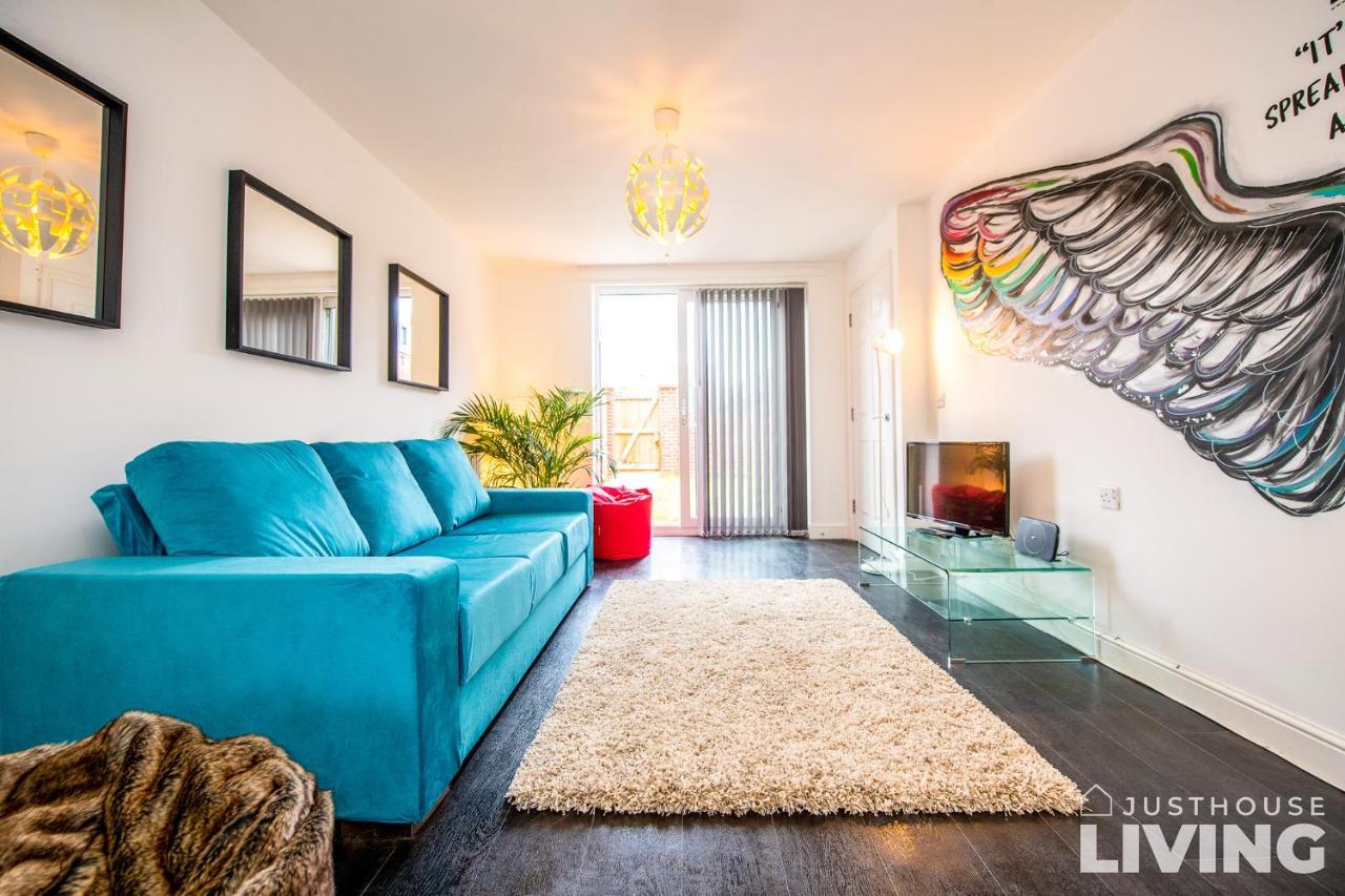 New Modern Townhouse Close 2 Centre Private Parking