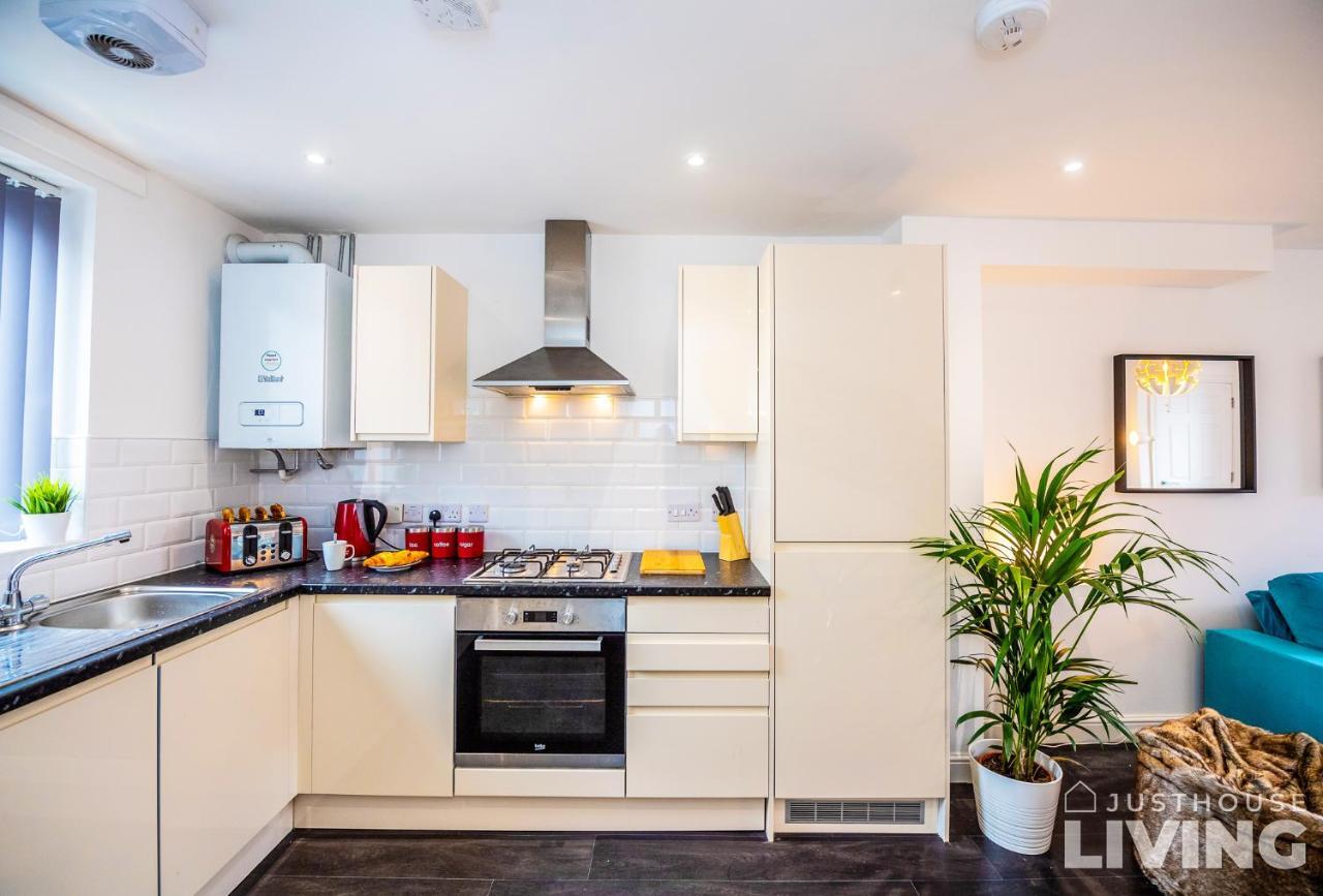 New Modern Townhouse Close 2 Centre Private Parking Holiday home Liverpool