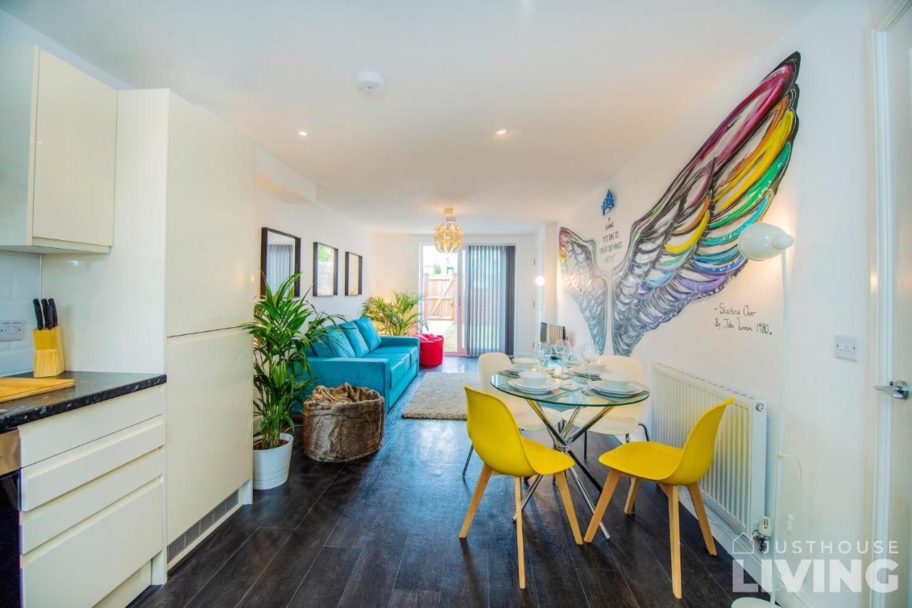 New Modern Townhouse Close 2 Centre Private Parking Holiday home Liverpool