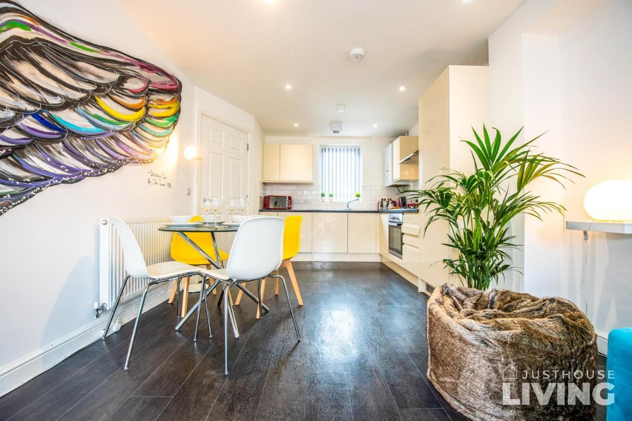 New Modern Townhouse Close 2 Centre Private Parking * Liverpool
