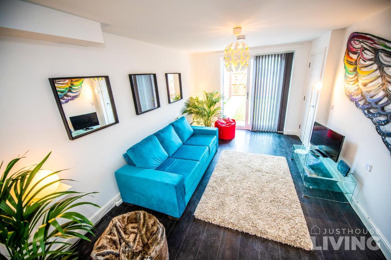 New Modern Townhouse Close 2 Centre Private Parking * Liverpool