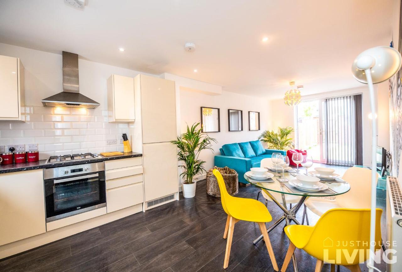 New Modern Townhouse Close 2 Centre Private Parking * Liverpool