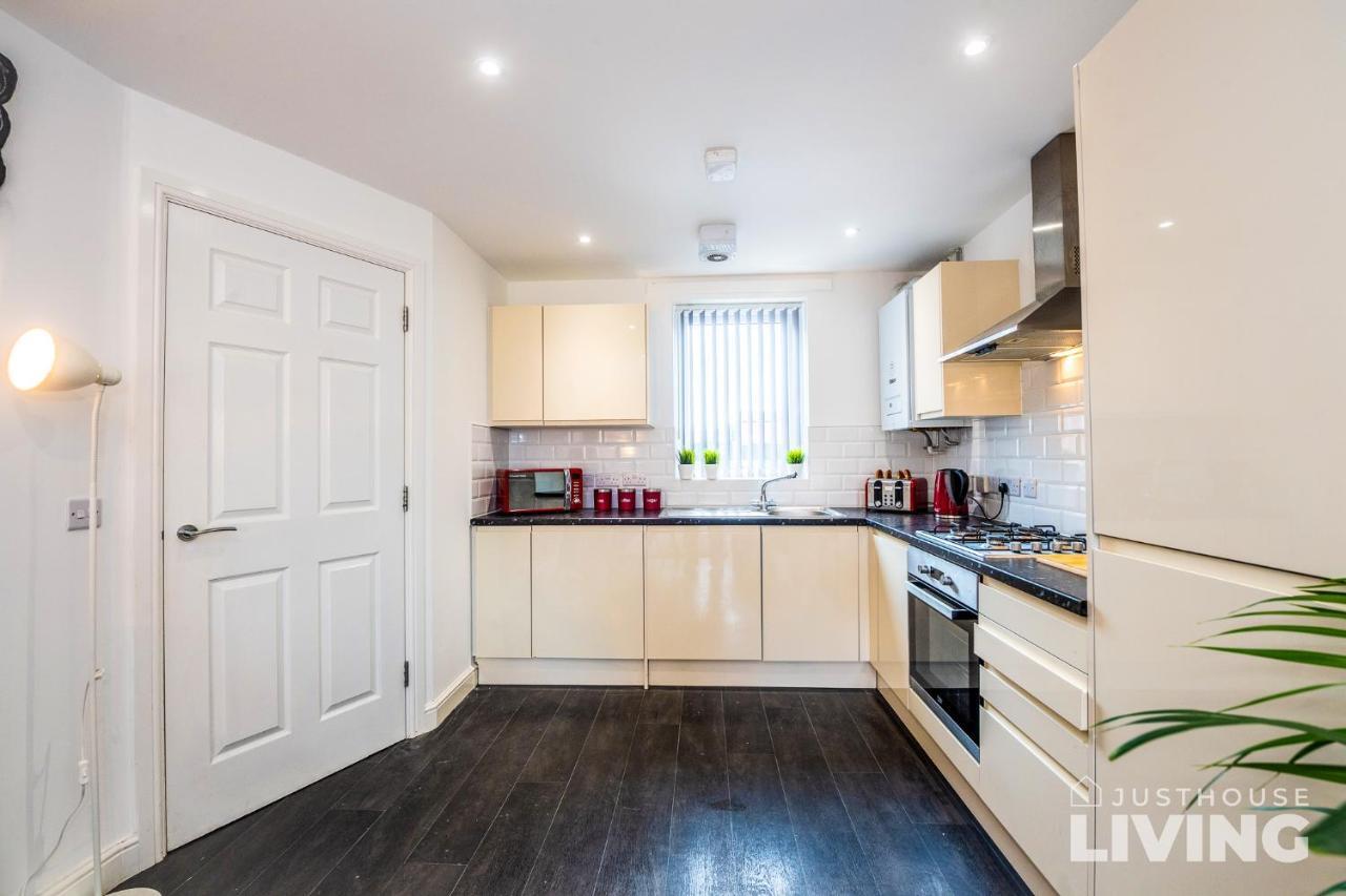 New Modern Townhouse Close 2 Centre Private Parking Holiday home *