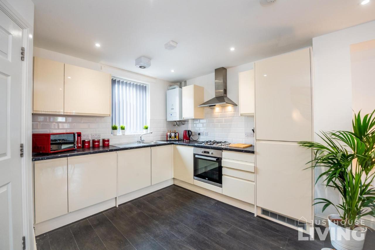 Holiday home New Modern Townhouse Close 2 Centre Private Parking *