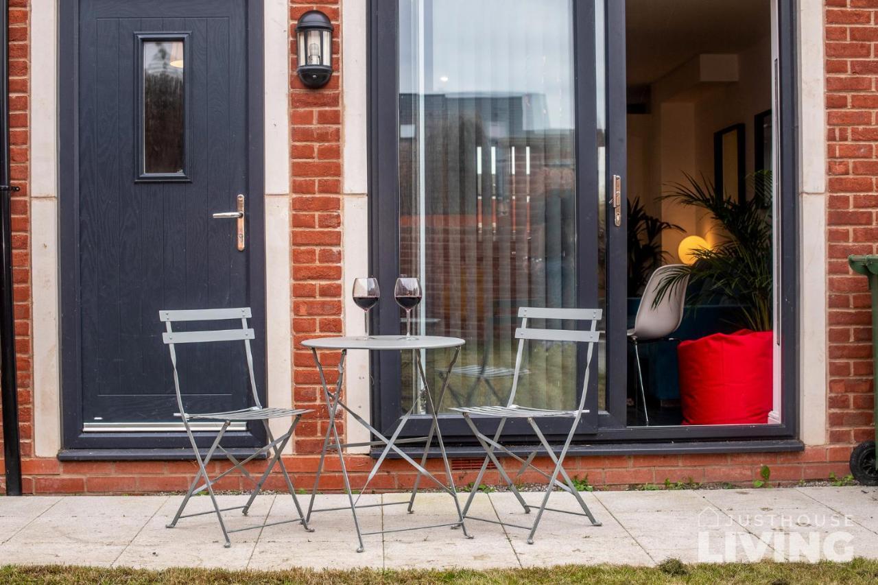 New Modern Townhouse Close 2 Centre Private Parking Holiday home *
