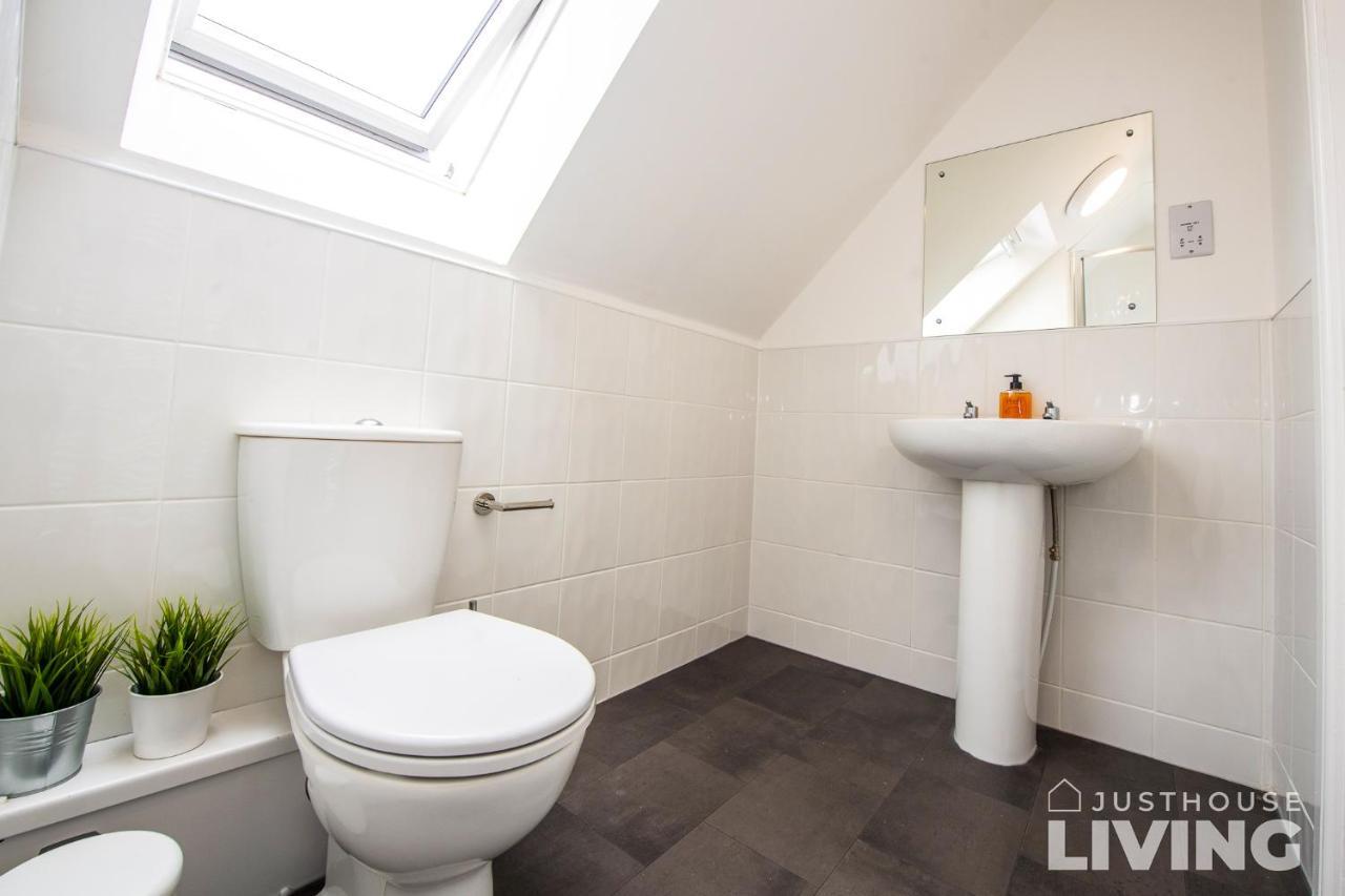 New Modern Townhouse Close 2 Centre Private Parking Holiday home