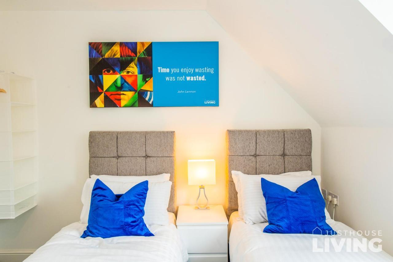 Holiday home New Modern Townhouse Close 2 Centre Private Parking *