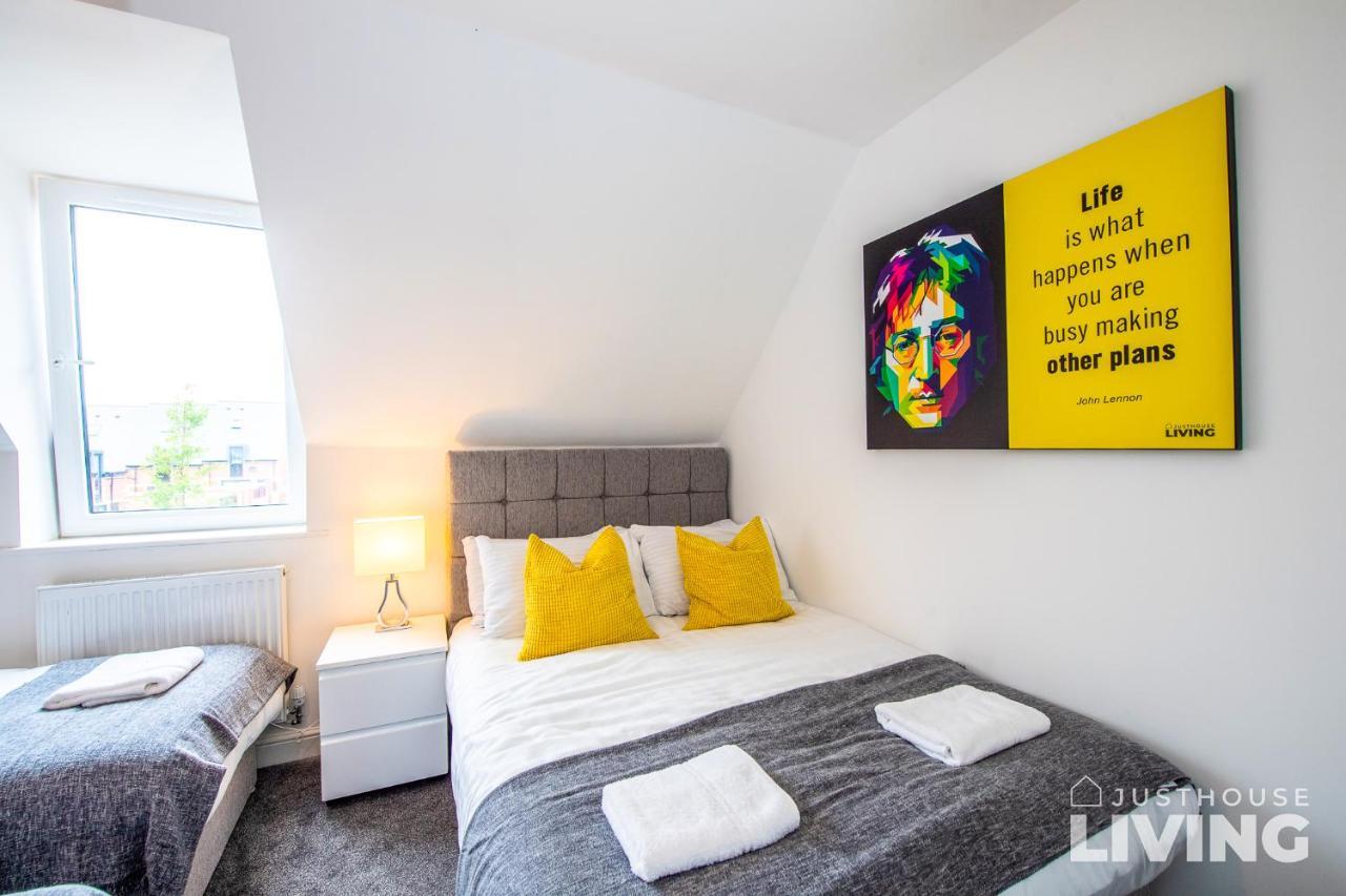 New Modern Townhouse Close 2 Centre Private Parking * Liverpool