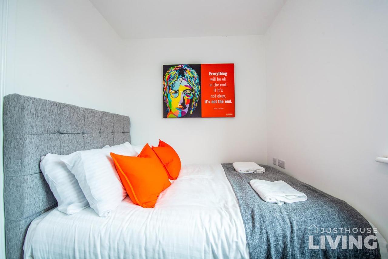 New Modern Townhouse Close 2 Centre Private Parking *