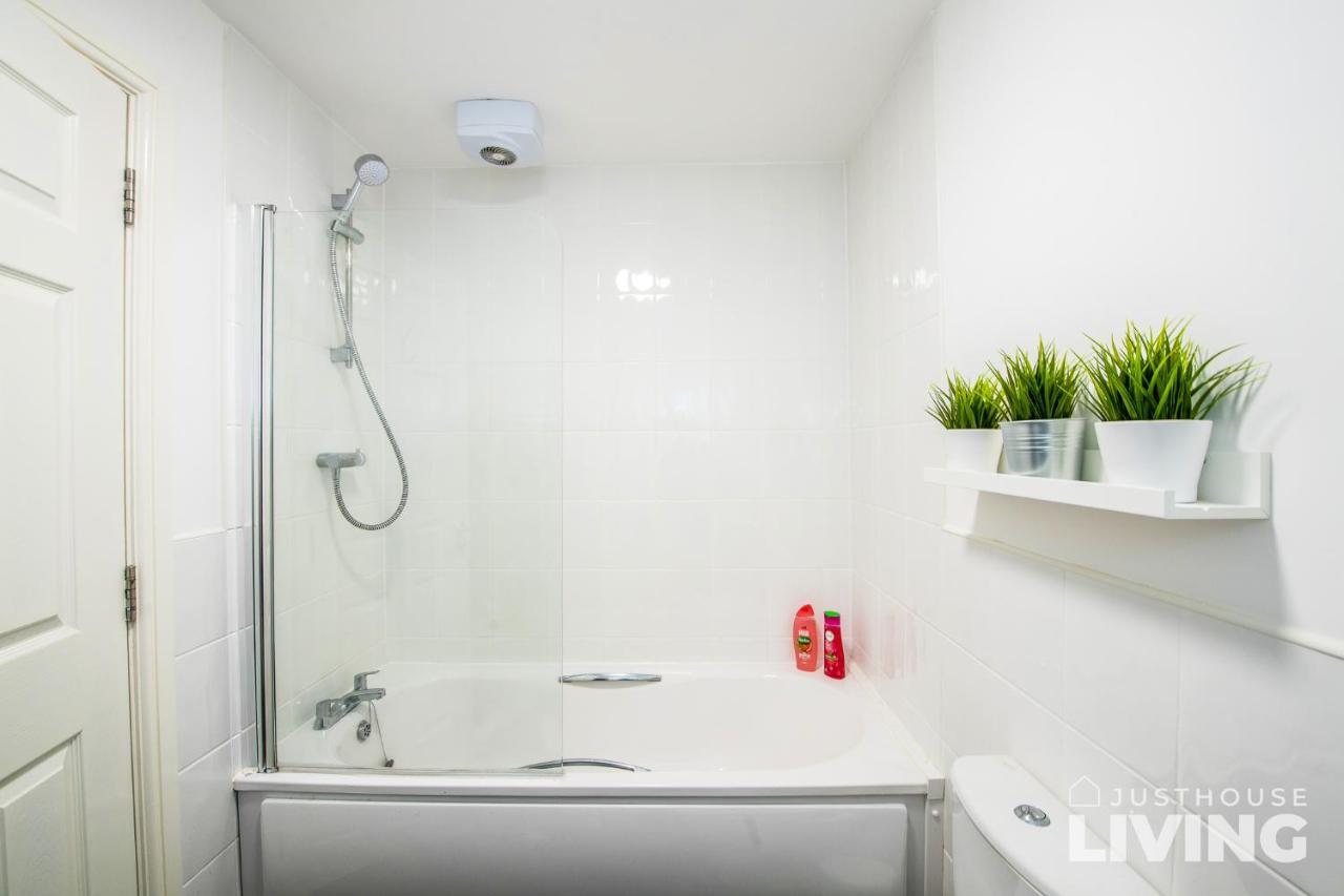 New Modern Townhouse Close 2 Centre Private Parking Holiday home