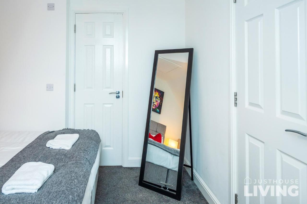 New Modern Townhouse Close 2 Centre Private Parking * Liverpool