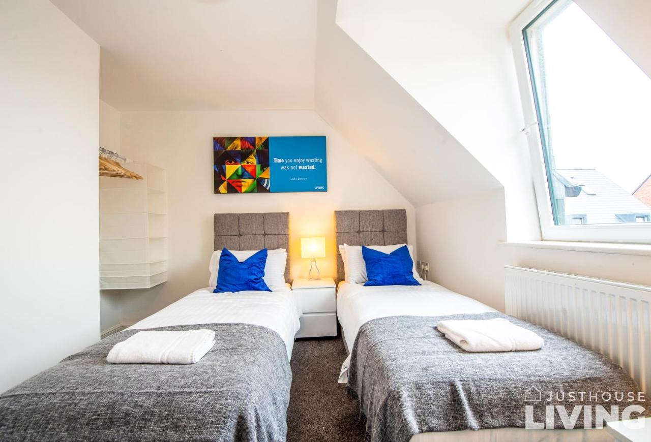 New Modern Townhouse Close 2 Centre Private Parking