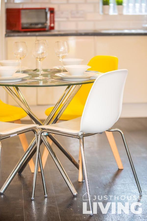 New Modern Townhouse Close 2 Centre Private Parking *