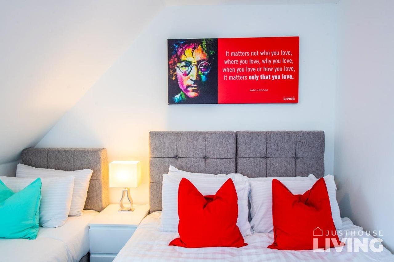 Holiday home New Modern Townhouse Close 2 Centre Private Parking