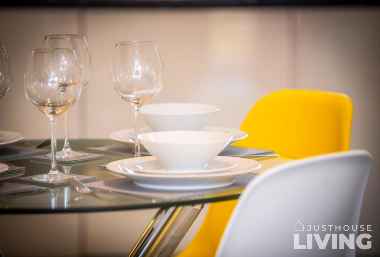 New Modern Townhouse Close 2 Centre Private Parking Holiday home Liverpool
